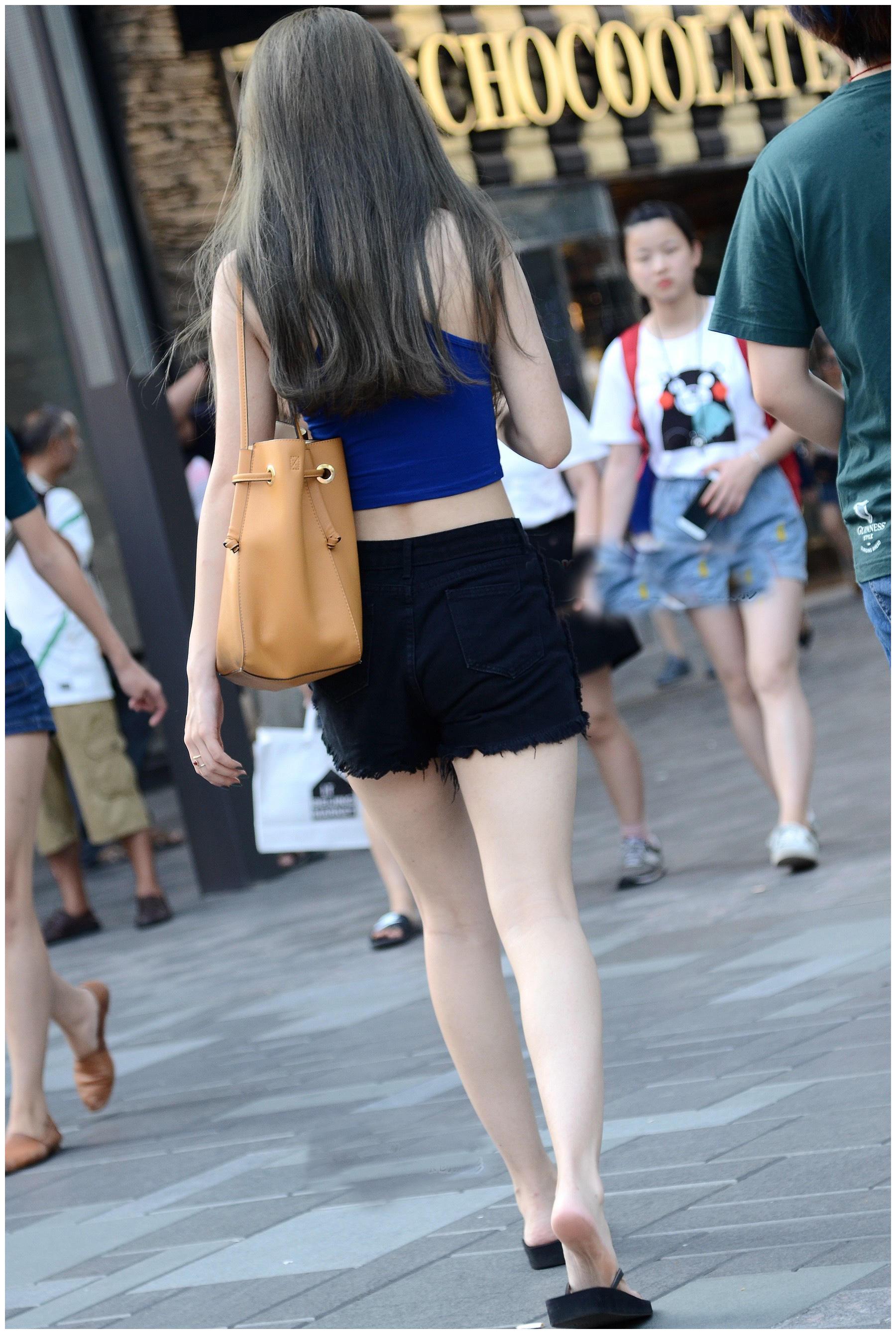 街拍小姐姐搭配巧妙的展示了一个女孩的曲线腰身美丽而感性