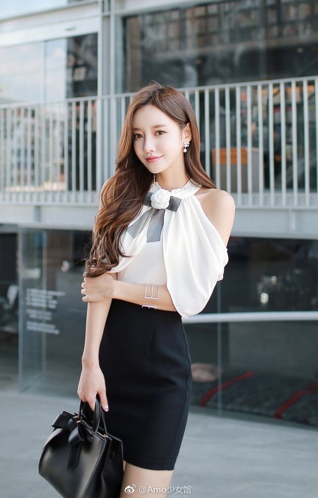 高颜值美女职业装白色雪纺半透黑色包臀裙街拍