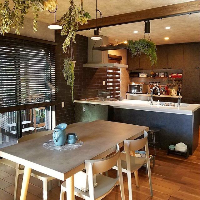 开放式厨房兼餐厅,烹饪美食同时,也不错过跟家人朋友打趣谈笑.