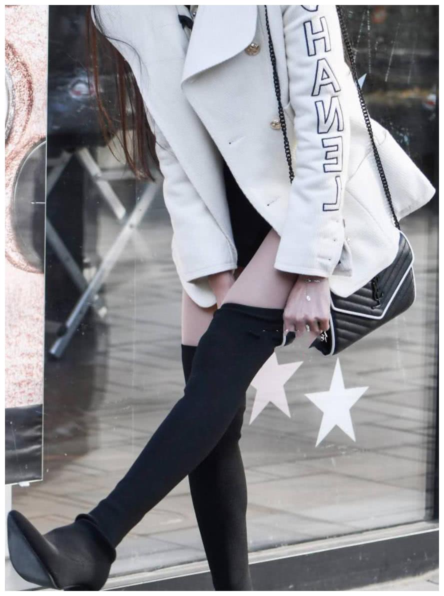 公司白领时尚穿搭高挑且撩人,街头提鞋的姿态很俏皮