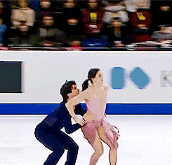 带转体的舞蹈托举和男伴变刃换向