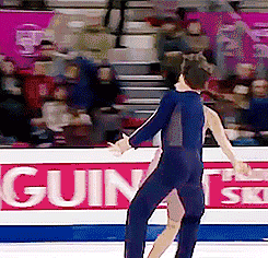 男伴大一字，女伴单足的滑行配合