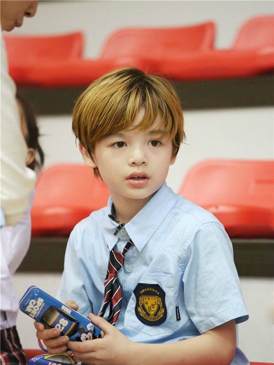 一年级,的萌娃西蒙子长大,如今11岁的他变得又高又帅