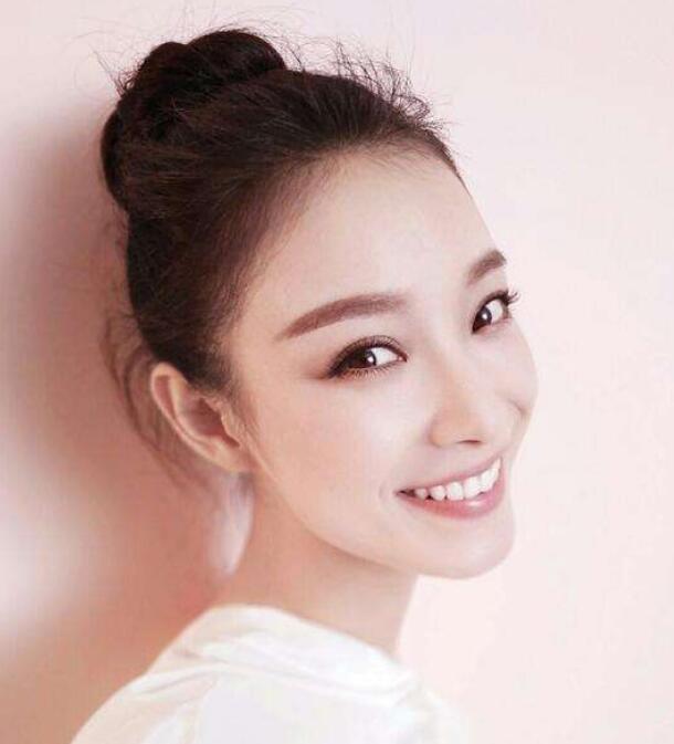 江疏影拍视频教网友梳丸子头,却被吐槽说:你梳得并不好看