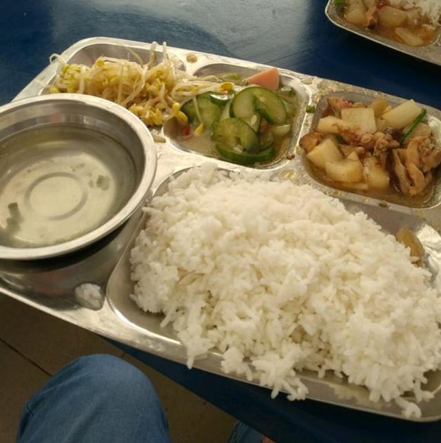 工厂打工食堂饭菜都是怎样的网友实在吃不下这就去辞职