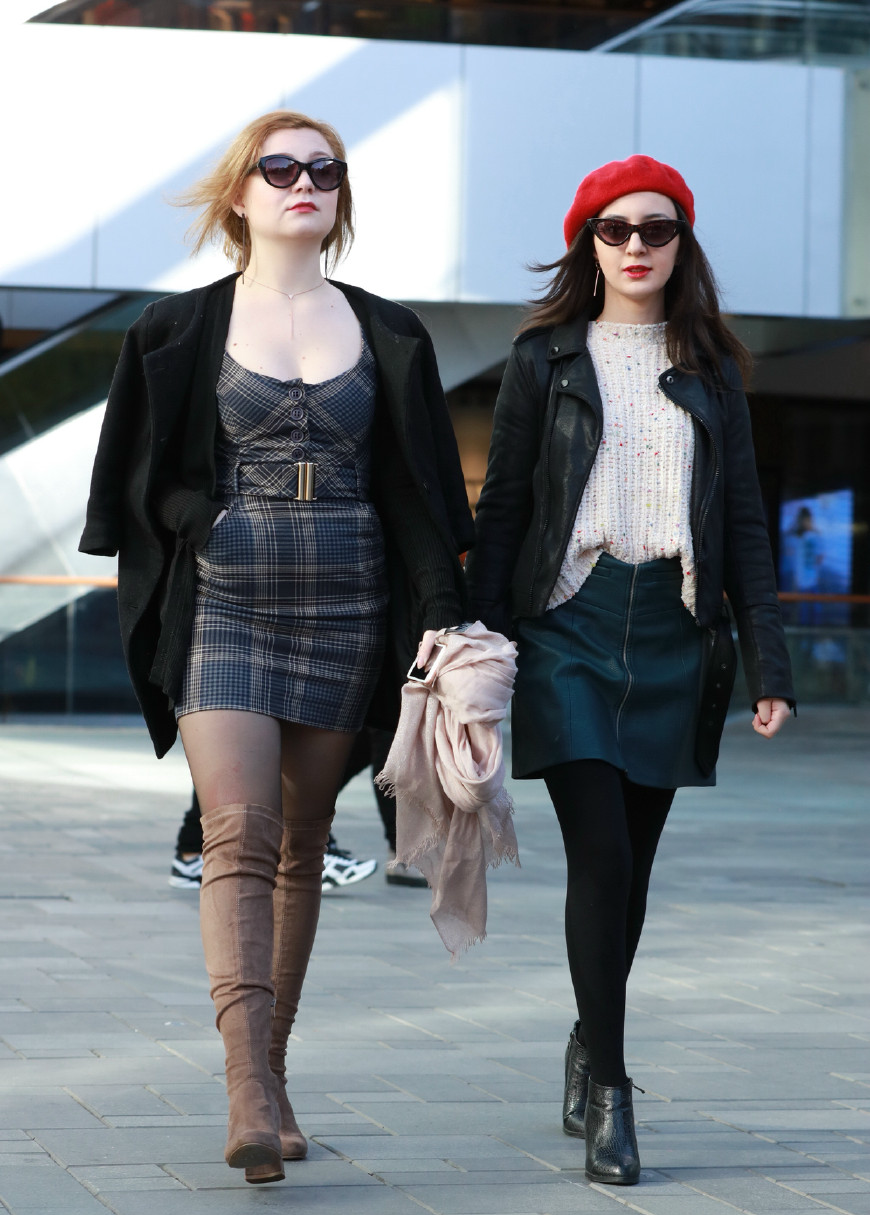 三里屯街拍,美女子身穿格格小短裙,脚穿长筒靴,风华绝代