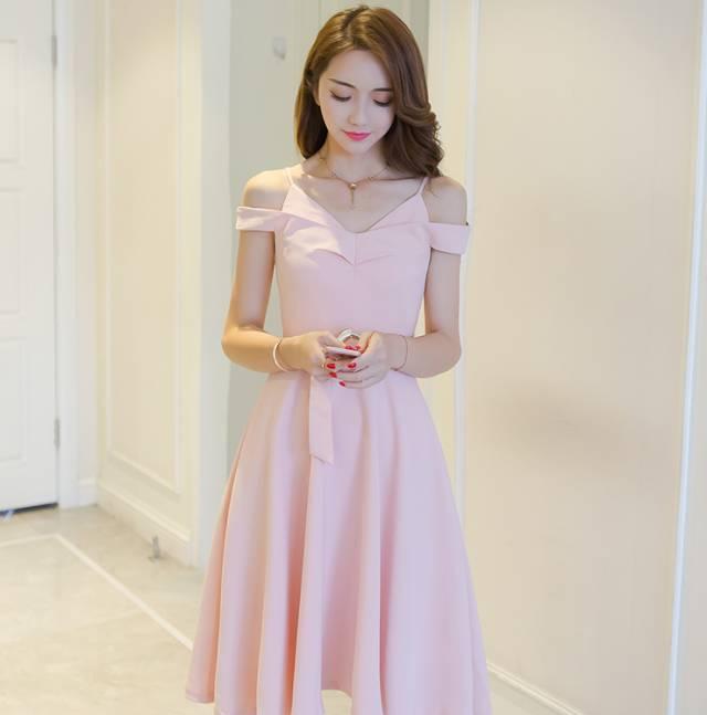 夏日炎炎穿粉色裙子的女人给人甜美清爽的视觉感真的是又仙又美