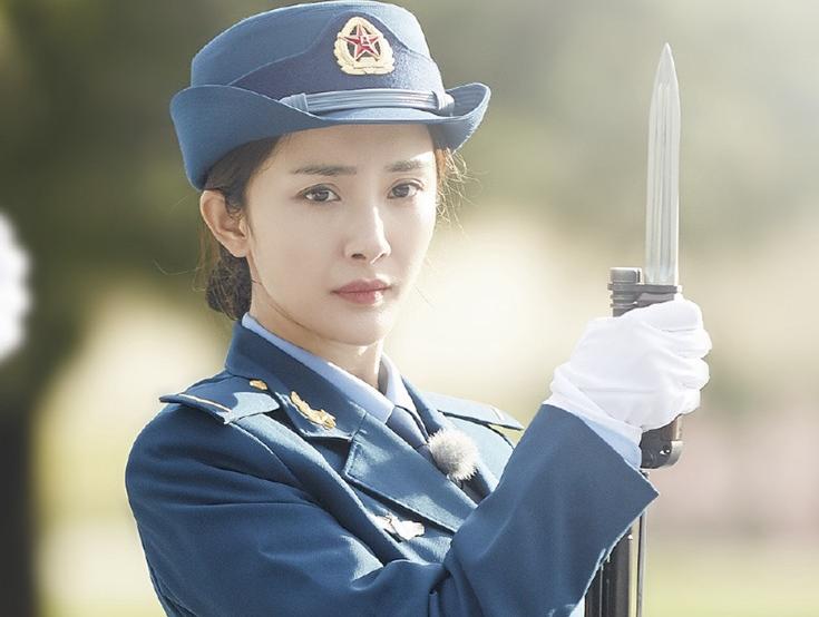 盘点女明星军装照,郑爽赵丽颖杨幂刘诗诗飒爽,而她最像军人