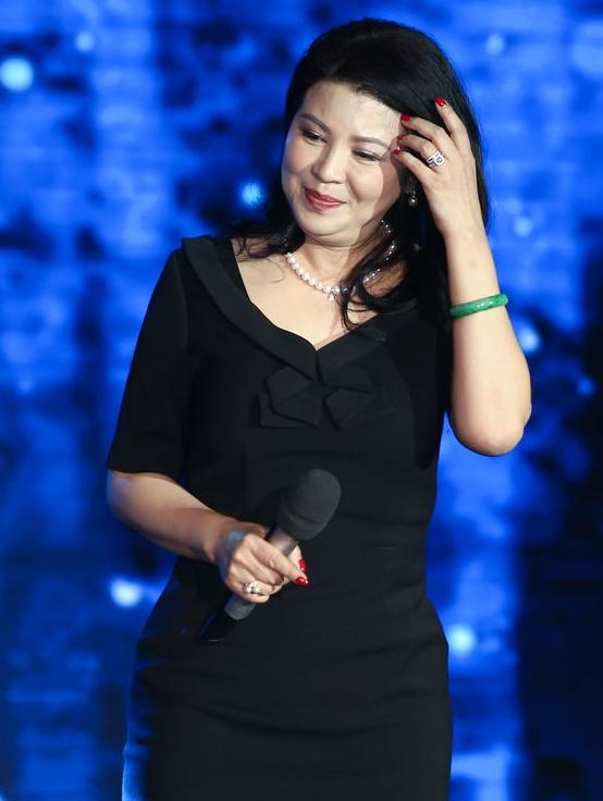 可谓是当年的流行音乐风向标,同毛阿敏和韦唯是当时的歌坛三个大姐大