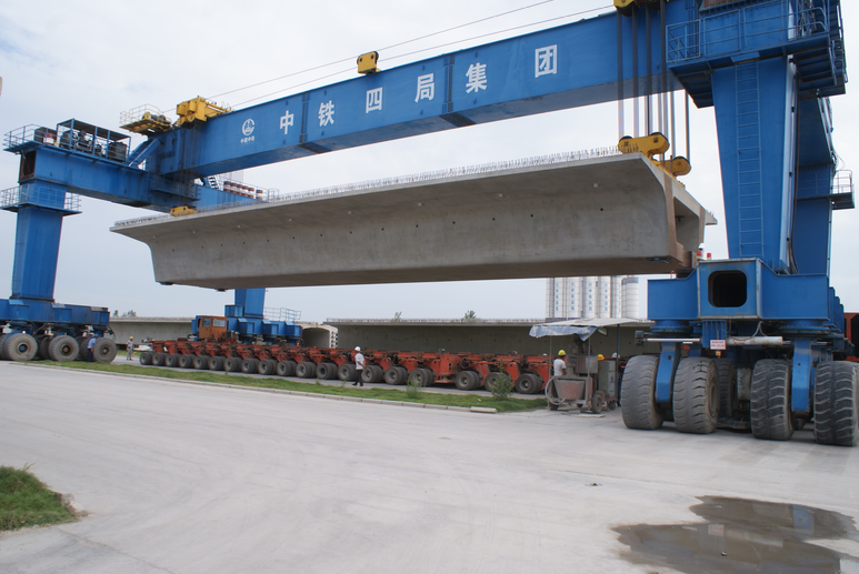 新建郑州南站首榀双线箱梁架设成功