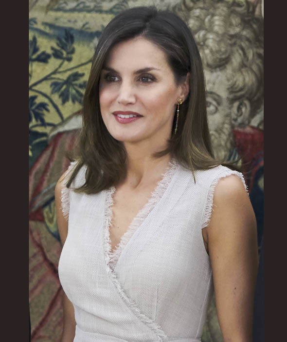 46岁莱蒂齐亚被誉为最美王后岁月没留下太多痕迹打扮依然时尚