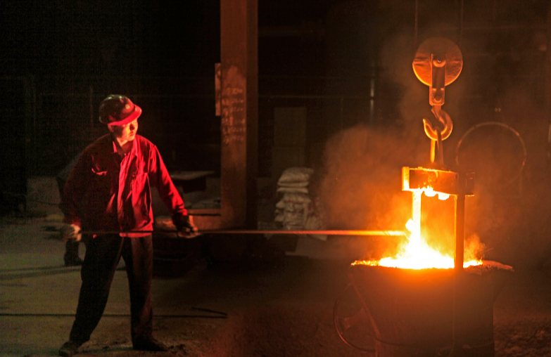 用辛劳汗水铸造钢铁为钢铁民工不畏艰苦精神点赞