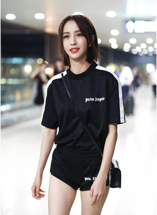 佟丽娅近照:黑白配运动look现身机场,依旧美得没有侵略性