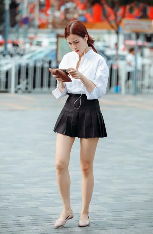 街拍少妇的超短裙秀尽显迷人曲线