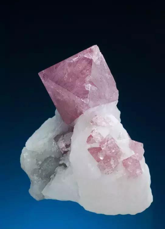 6,尖晶石(spinel)5,方镁石(periclase)4,蓝方石(hauyne)3,铬铁矿