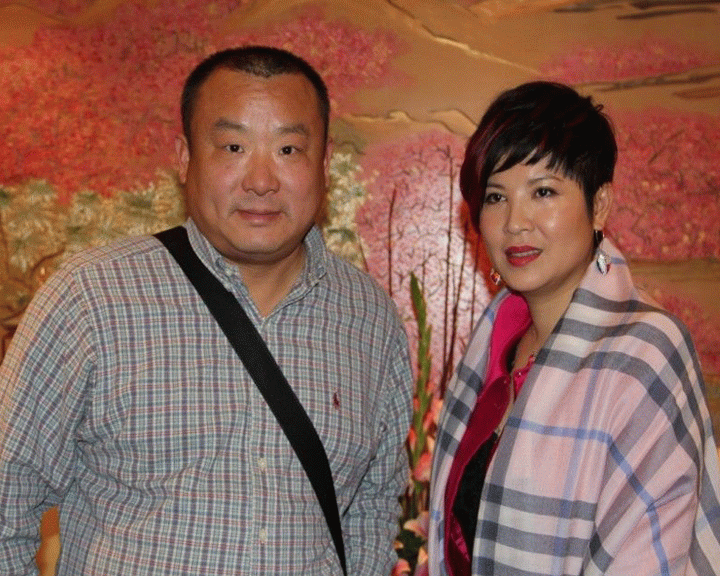 同时下海经商,她的第一任丈夫也是搞音乐的,是杭天琪的初恋,他叫