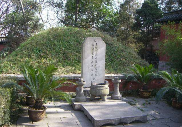 行军途中途经陕西,郭崇韬还特意绕道,来到郭子仪墓前"祭祖",摆设香案