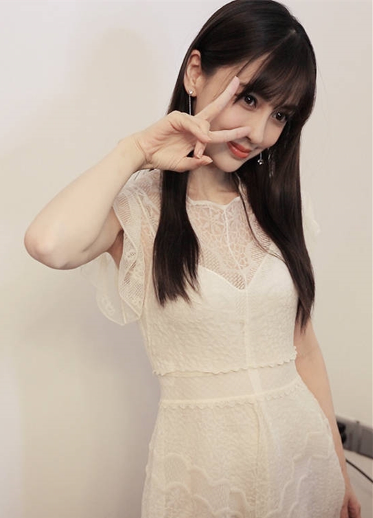 Baby最新路透照,秀发披肩刘海齐眉,少女感爆棚