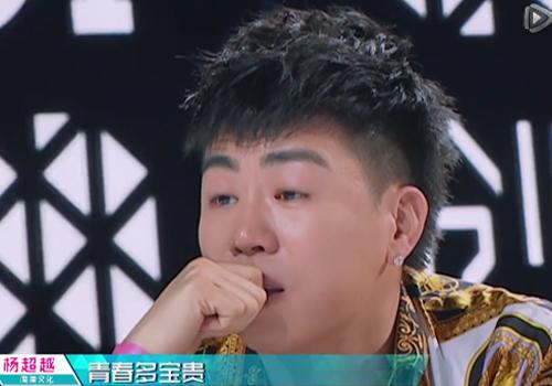 杨超越清唱歌曲时崩溃大哭,有谁注意到导师席