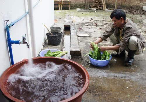 村村通自来水了,专家想不通为何农民宁愿喝井水,也不用自来水