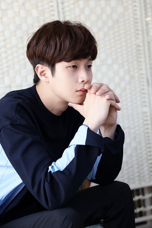 韩国艺人崔宇植首尔出席新片《魔女》访谈会