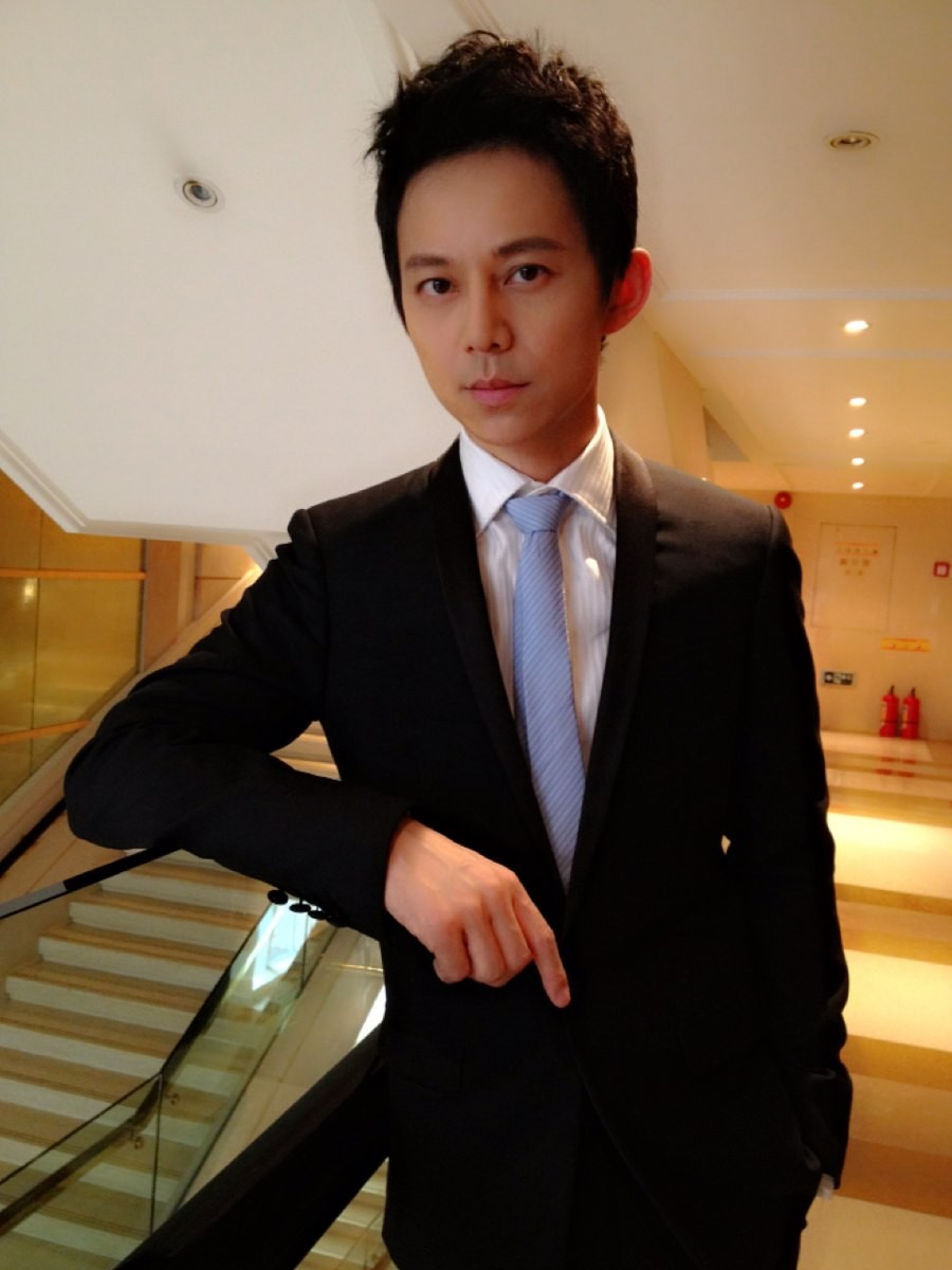 娱乐圈的老好人何炅也有黑脸的时候,被表达感谢的他一脸尴尬