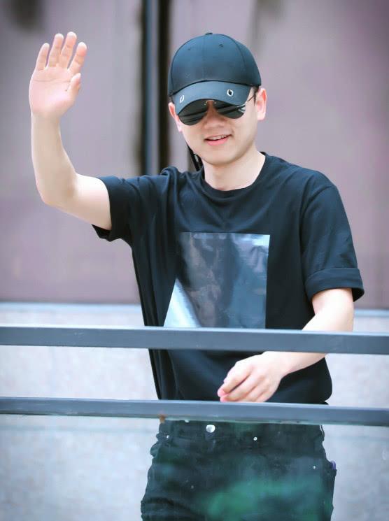 张杰谢娜生完宝宝后首快乐大本营合体把谢娜当小孩子一样宠着