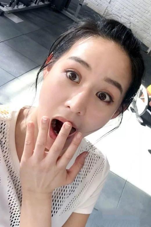 郑爽的手像鸡爪,邓伦的手肉嘟嘟,王宝强的手也太好看了!