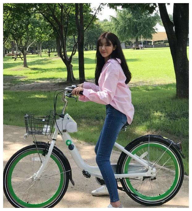 骑单车的牛仔裤美女,总能吸引人的目光