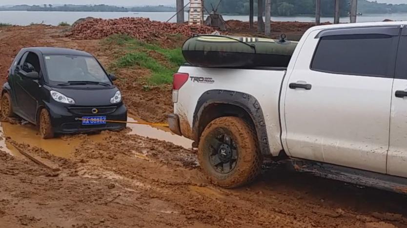 哪里路烂就去哪大车拉小车在泥地里穿梭