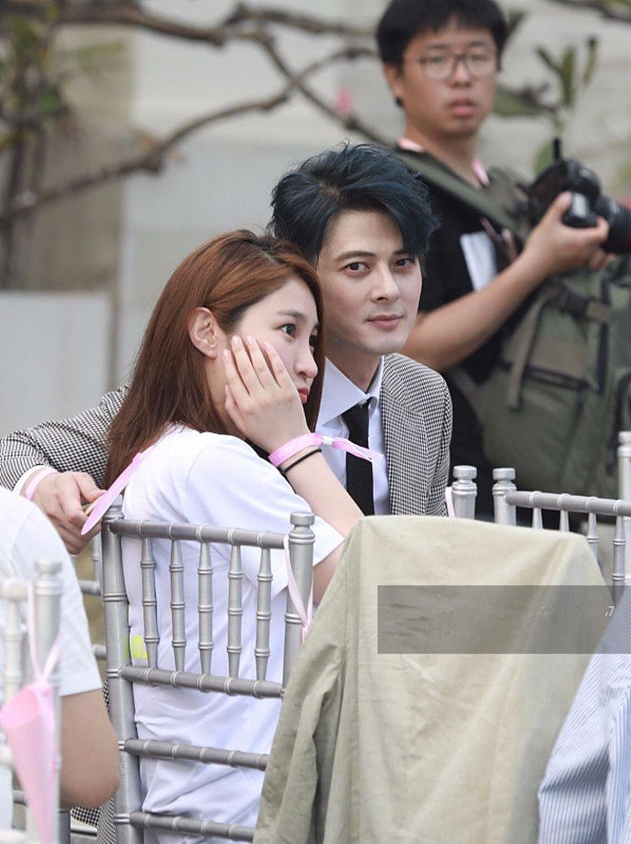 付辛博和颖儿巴厘岛大婚现场两人在竹蜻蜓花海下接吻浪漫唯美