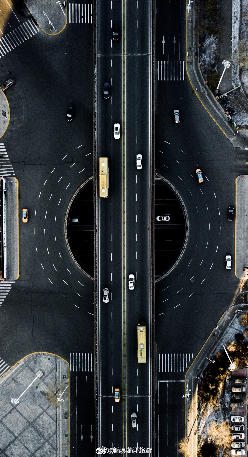来往车辆,奔流不止,是这座城市的血液,为这座城不断输运着养分