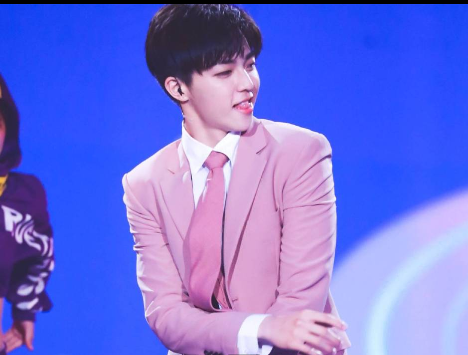 陈立农粉色西装嘉年华live《陪你飞》台风越来越好继