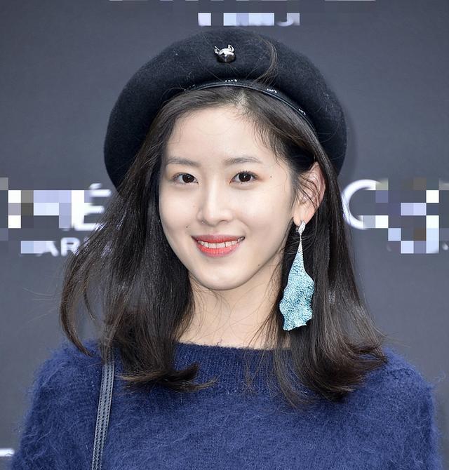 奶茶妹妹"章泽天现身巴黎看秀,身穿藏蓝色长袖毛衣,气场十足