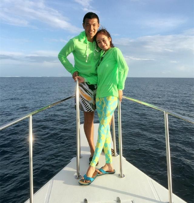 37岁徐亮与29岁三婚妻子4月近照!他们有家有孩有钱,很是幸福