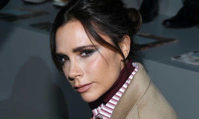 看,贝嫂难得在笑!当贝嫂和儿子在一起时,她忍不住笑了出来!