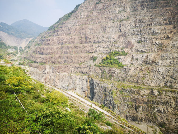 站在大峡谷边的栈道上,远观东露天采场留下的世界第一高陡边坡,近观