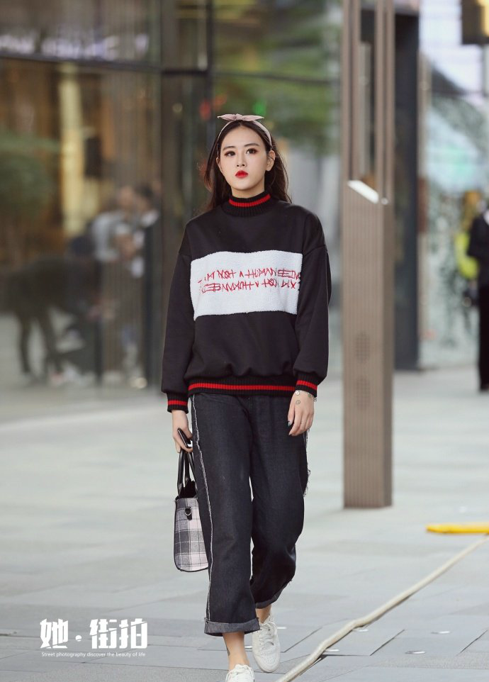成都街拍,黑色卫衣搭配黑色牛仔热裤,时尚又大气