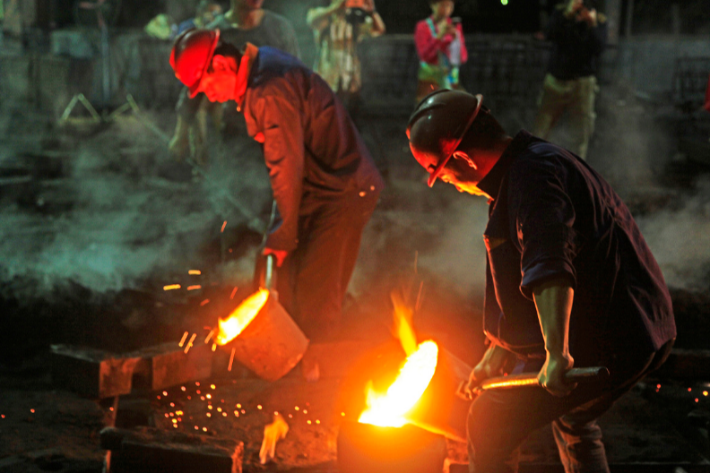 用辛劳汗水铸造钢铁为钢铁民工不畏艰苦精神点赞