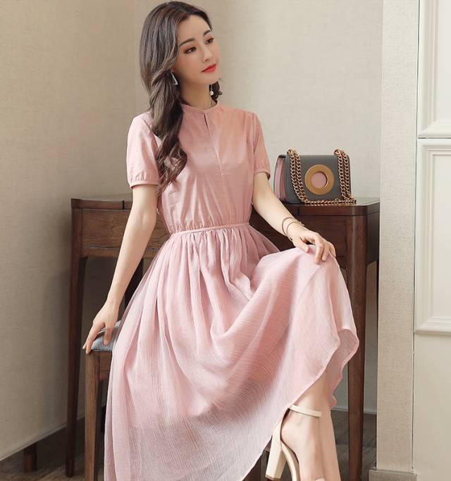 夏日炎炎穿粉色裙子的女人给人甜美清爽的视觉感真的是又仙又美