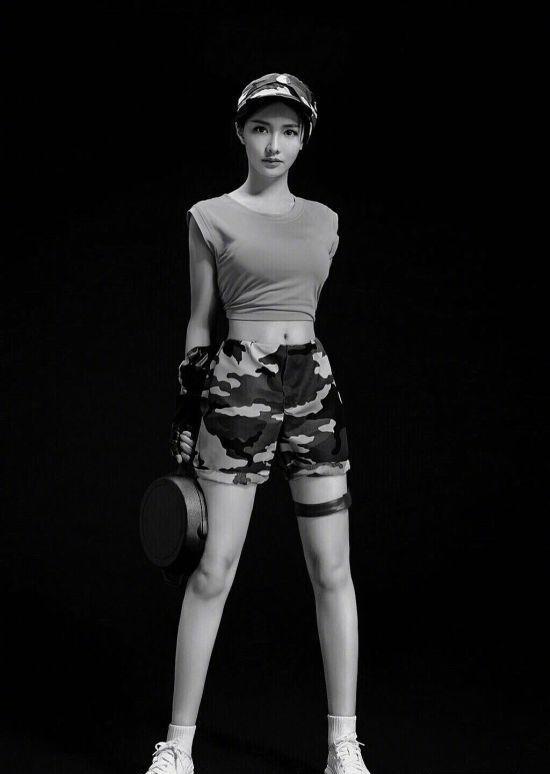 miss再晒《绝地求生》cos美照 军妹套秀细腰大长腿