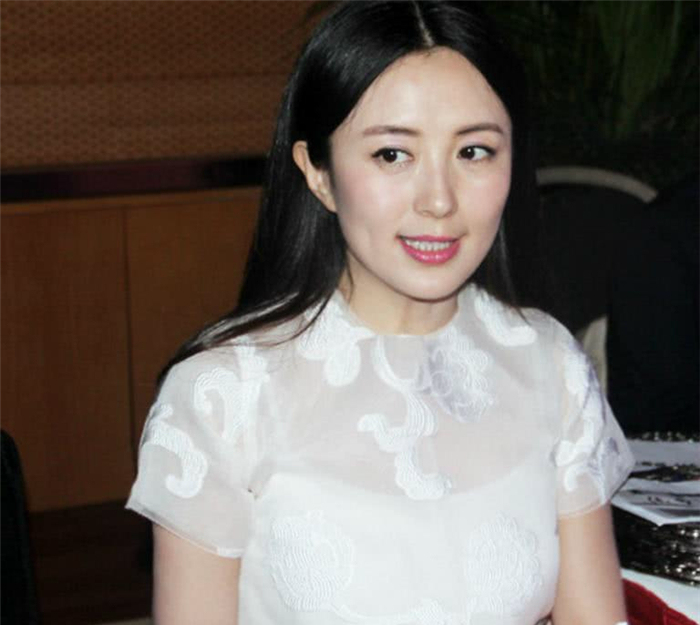 杨童舒出席活动网友这张脸看着真舒服