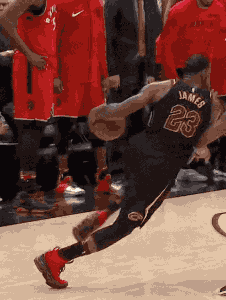 g3细节: 詹姆斯早0.5秒起跳绝杀, 最后和防守球员同时落地!