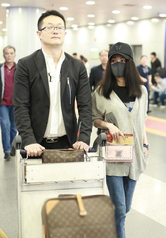 4年后姚笛有了只想在乎她现在以及未来的未婚夫两人低调恩爱