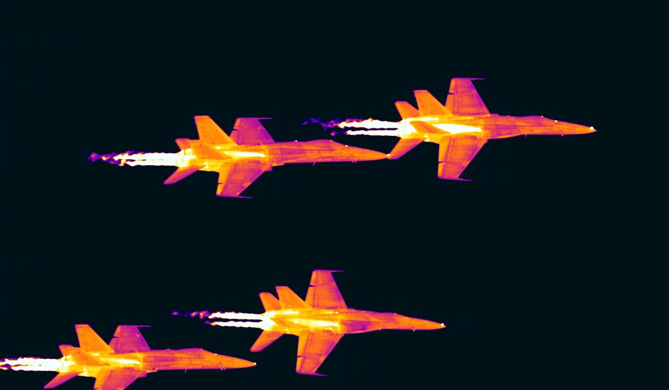 热成像仪下的f / a-18战机