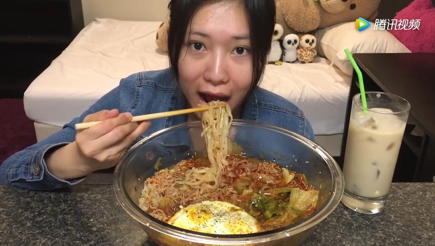 中国吃播:美女吃一大碗香辣重庆小面,连汤都喝的干干净净 吃秀 吃货