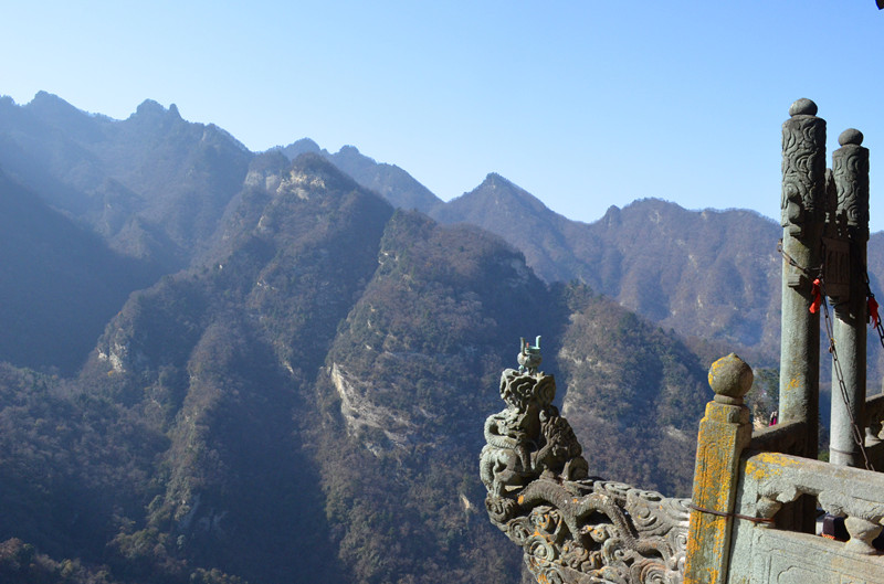 中国武当山冬季一日游,南岩宫有着"绝壁悬宫"之称,你想去看吗