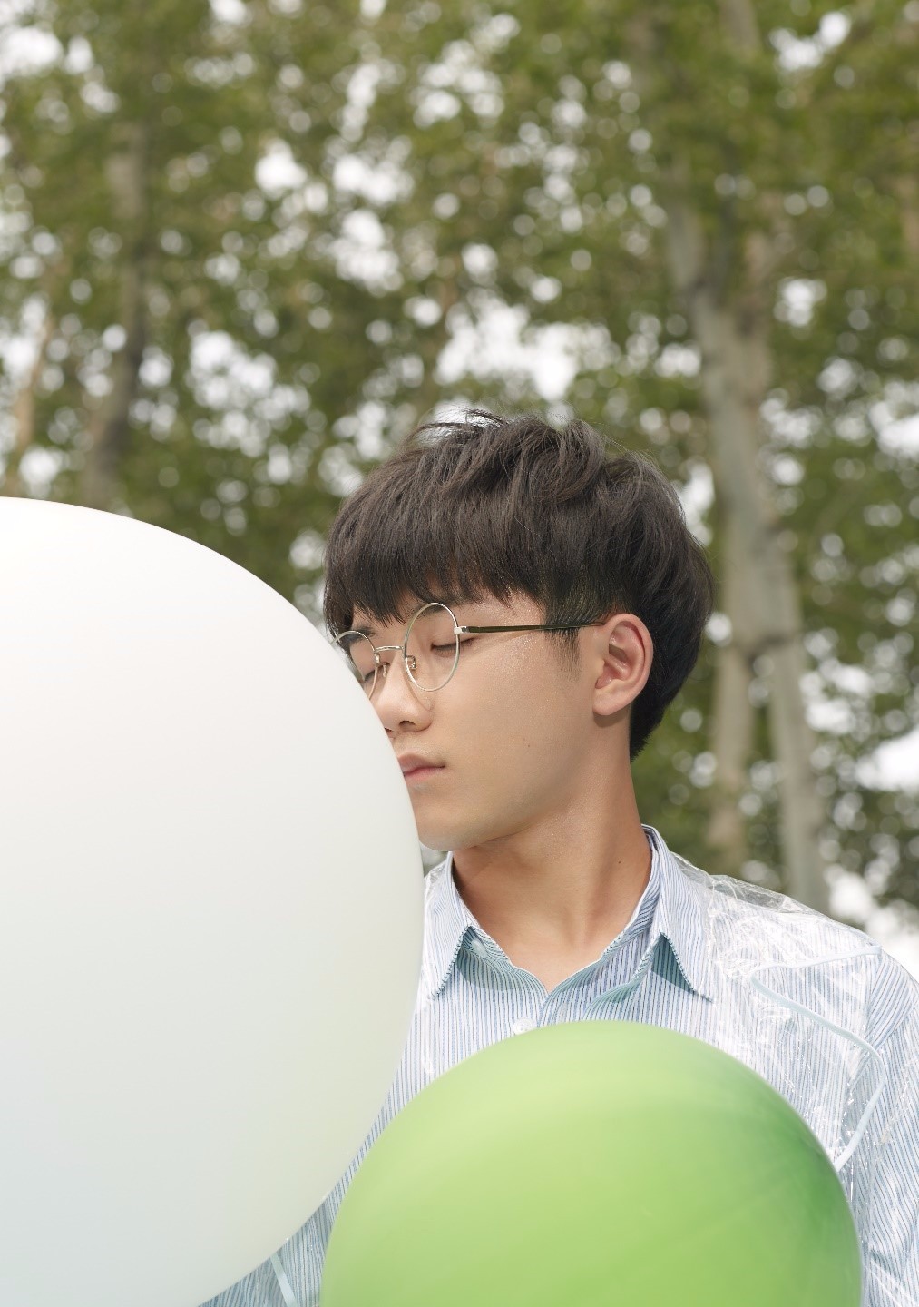 钟易轩与粉丝同庆18岁生日 《想给你》mv清新上线