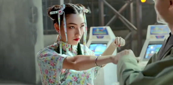 并在2015年的《卧虎藏龙:青冥宝剑》里首度亮相,饰演女二号雪瓶,同年