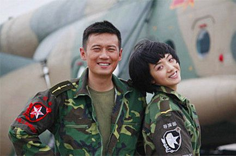 娱乐圈的模范夫妻,演过火凤凰黑猫和叶寸心,如今儿子8岁长这样